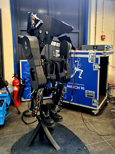 - Tekenmoment: Delftse tech-pioniers bouwen exoskelet met steun van Salure